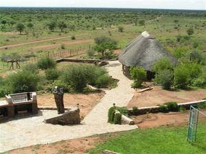Blick zum strohgedeckten Gästehaus. Der Swimmingpool und der überdachte Freisitz. NAMIBIA - www.outeniqua.de