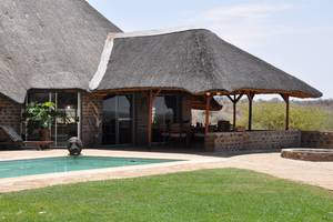 Der Swimmingpool und der überdachte Freisitz. NAMIBIA - www.outeniqua.de