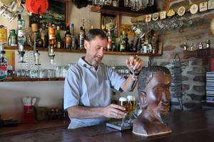 Peter -Ihr Gastgeber auf Outeniqua- am Zapfhahn. NAMIBIA - www.outeniqua.de